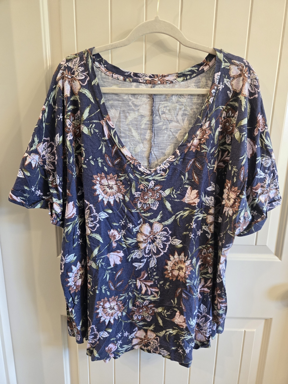 Maurices 24/7 Womens Plus Navy Floral V-Neck Short Sleeve Top Size 4x